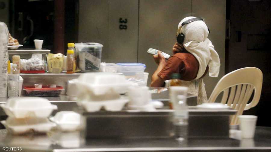 سجين يستمتع بمشاهد التلفاز