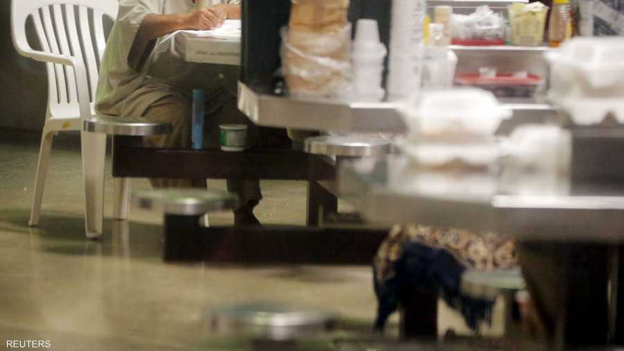 وآخر يتناول الطعام