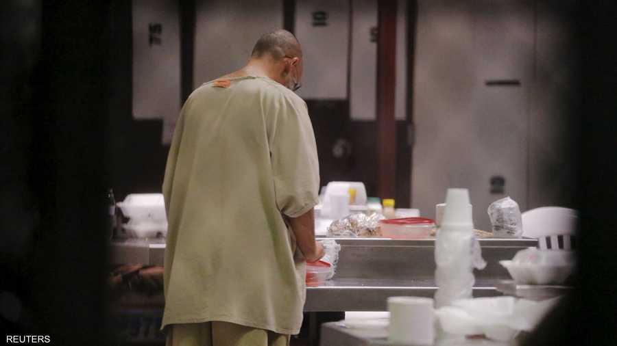 تغير لباس المعتقلين من البرتقالي إلى البيج