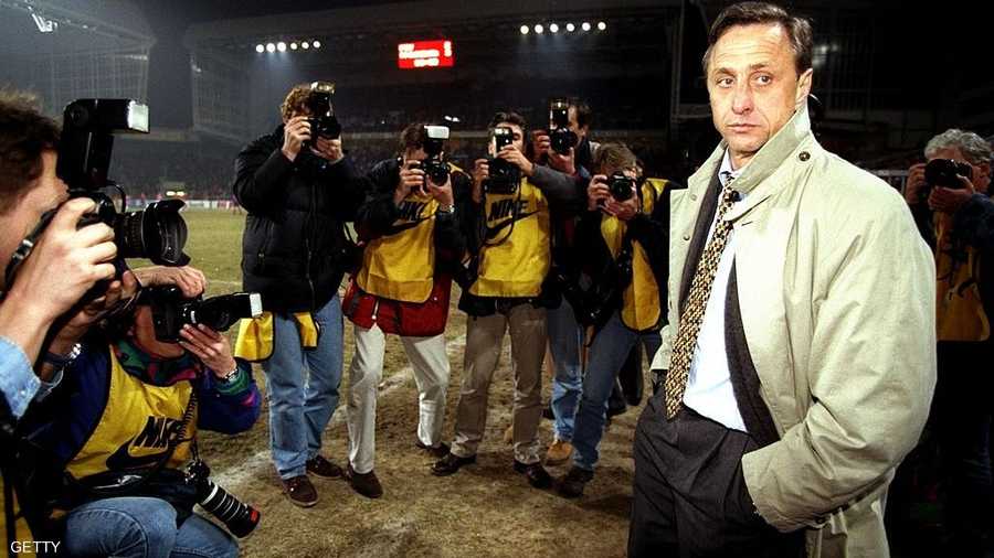 حصد كرويف مع برشلونة لقب الدوري 5 مرات متتالية، مدربا