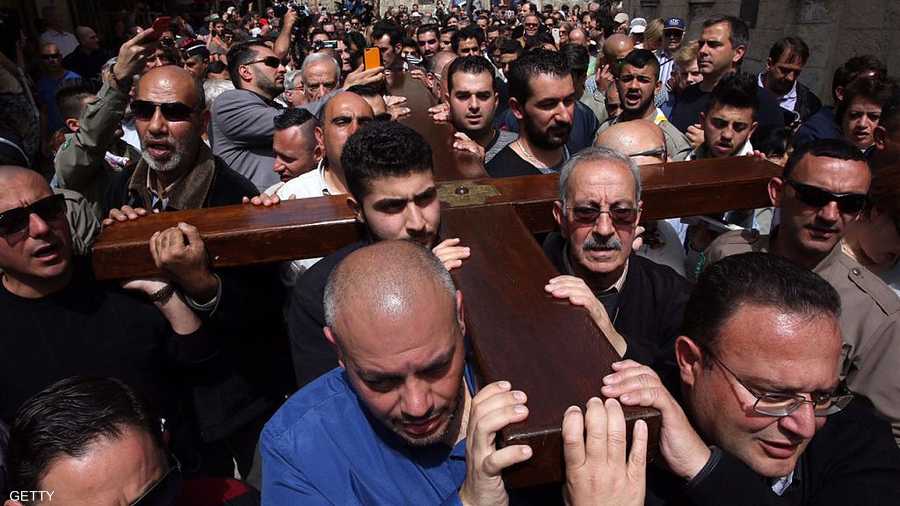 ملأ المشاركون الذين حملوا الصلبان الخشبية من مختلف الأحجام الشارع