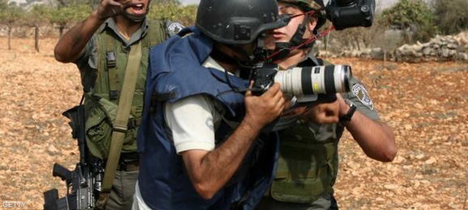 جنديان إسرائيليان يعتديان على صحفي فلسطيني في الضفة الغربية.