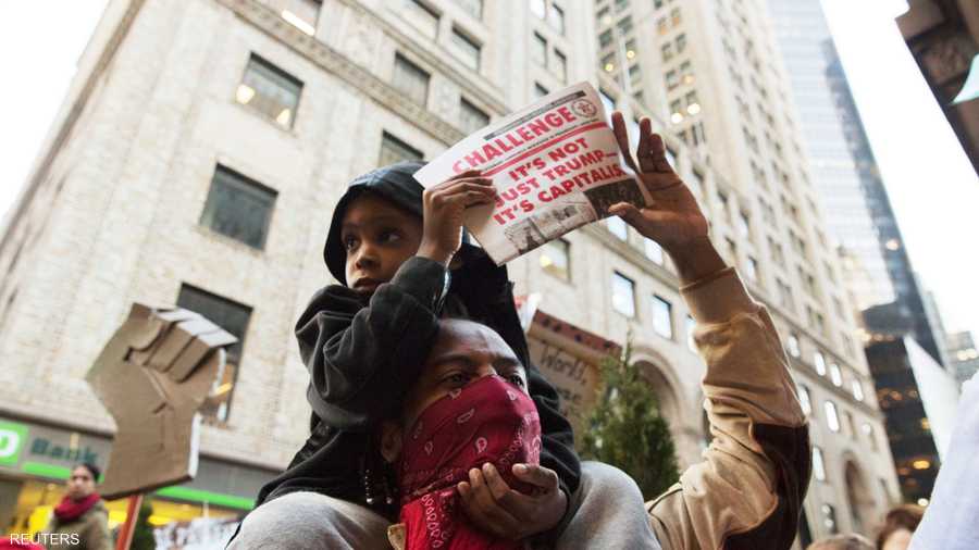 أب وابنه يشاركان في التظاهرات