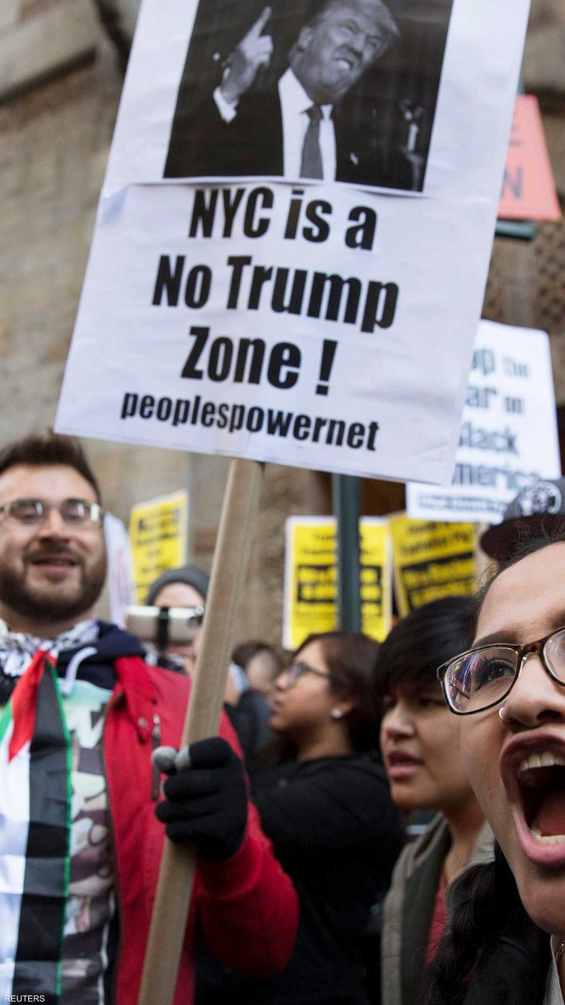 رفع المتظاهرون في نيويورك لافتات تقول: "ترامب.. نيويورك ليست منطقتك"