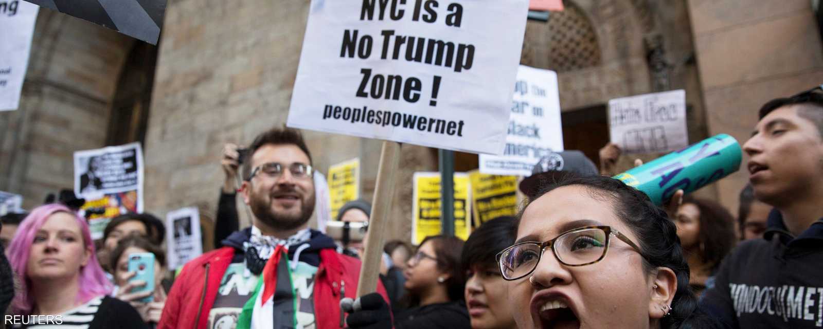 رفع المتظاهرون في نيويورك لافتات تقول: "ترامب.. نيويورك ليست منطقتك"