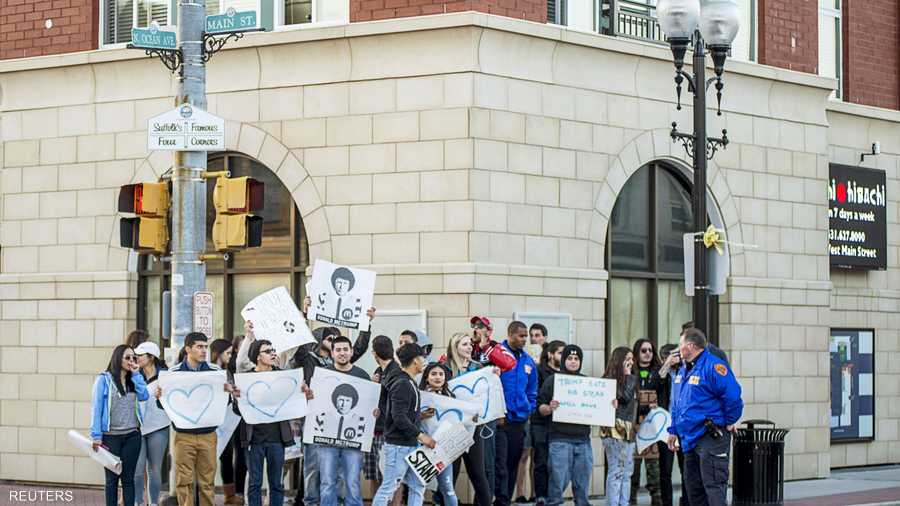 تظاهر أميركيون في مواقع شتى في نيويورك رفضا للمرشح الجمهوري المثير للجدل