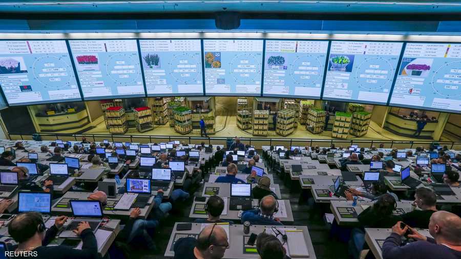 الزبائن يشترون ما يناسبهم من ورود