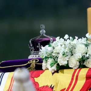 الألماسة تزين مع مجوهرات أخرى التاج الملكي.