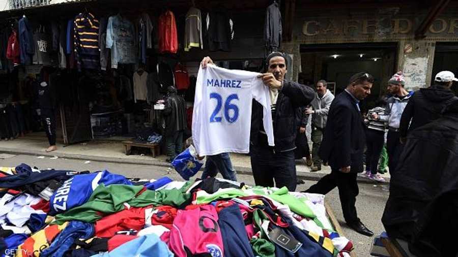 هكذا يباع قميص معشوق الجزائريين في قلب العاصمة