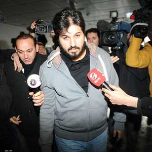 رضا زراب محاطا بالصحفيين في إسطنبول عام 2013