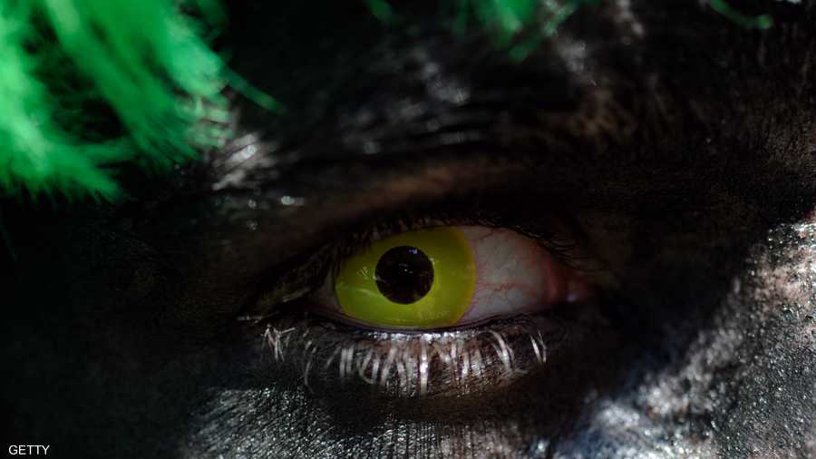 عدسة عين بألوان مميزة