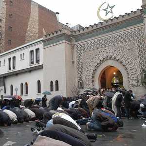 مسلمون يؤدون الصلاة في مسجد باريس الكبير