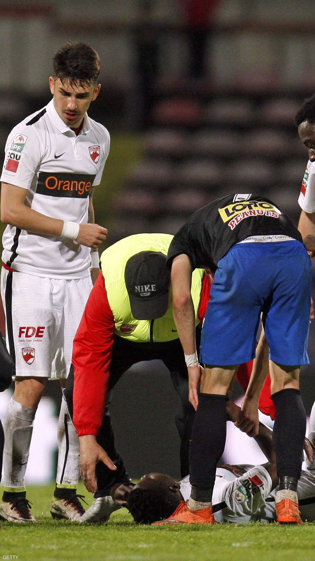 إيكينغ لعب احتياطيا بمباراة فريقه ضد فييتورول كونستانتا قبل أن يسقط فجأة على الأرض بعدها بـ 7 دقائق دون تدخل من لاعب آخر وتوفي عن عمر 25 عاما