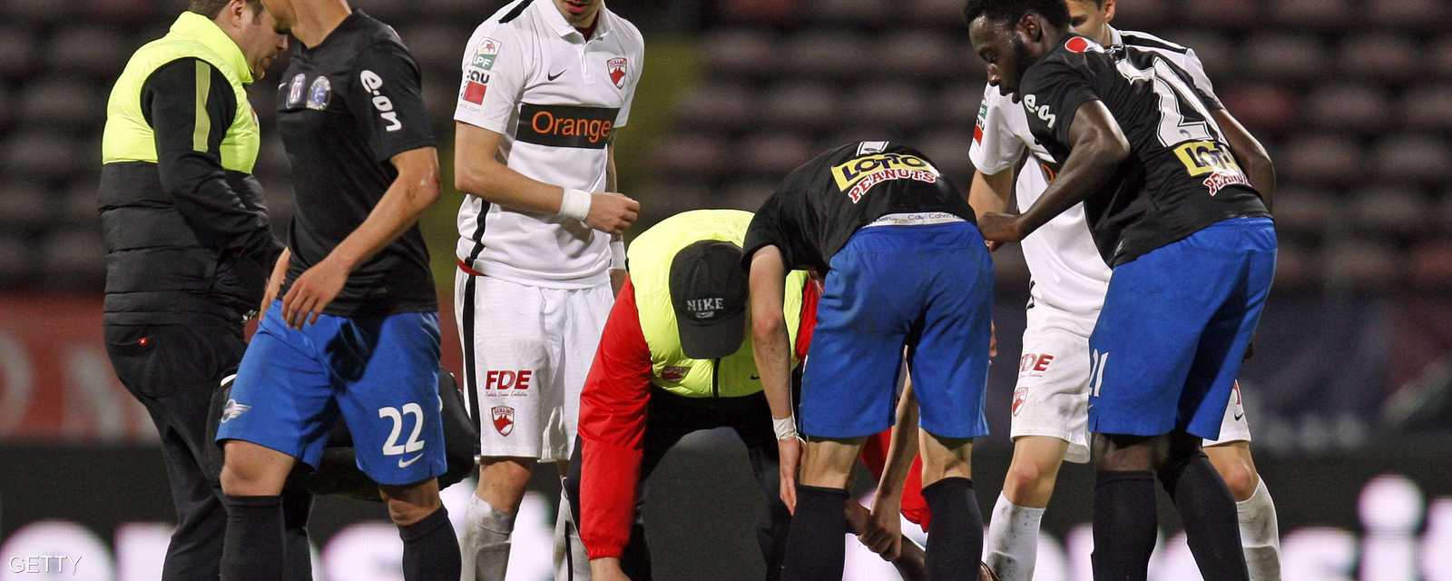 إيكينغ لعب احتياطيا بمباراة فريقه ضد فييتورول كونستانتا قبل أن يسقط فجأة على الأرض بعدها بـ 7 دقائق دون تدخل من لاعب آخر وتوفي عن عمر 25 عاما