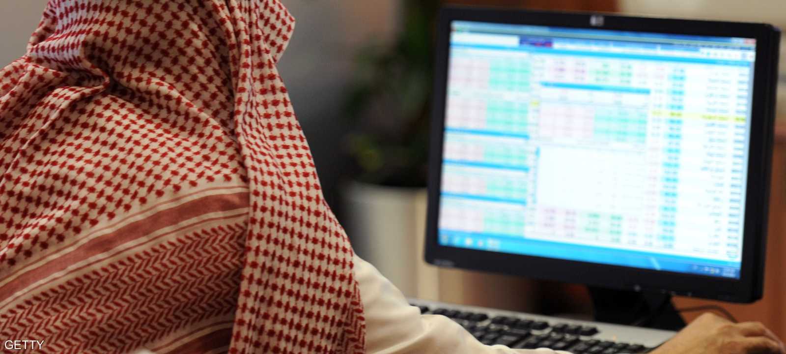 مستثمر سعودي يتابع أسعار الأسهم في الرياض
