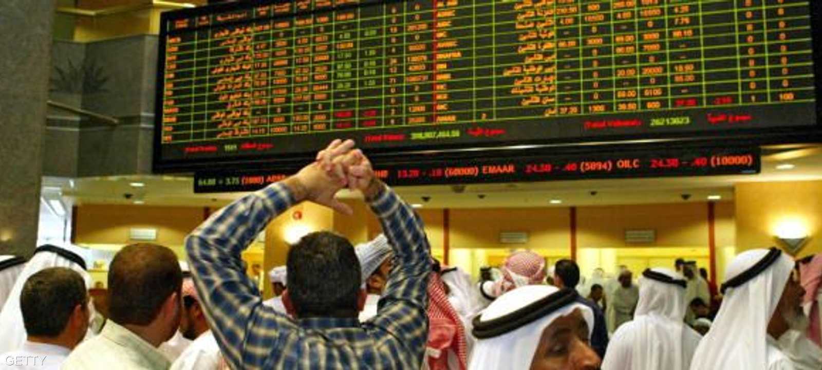 متعاملون في بورصة أبو ظبي - أرشيف.