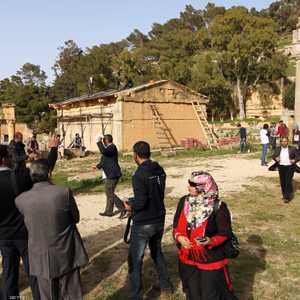 ليبيون يزورون موقعا أثريا يونانيا في مدينة شحات