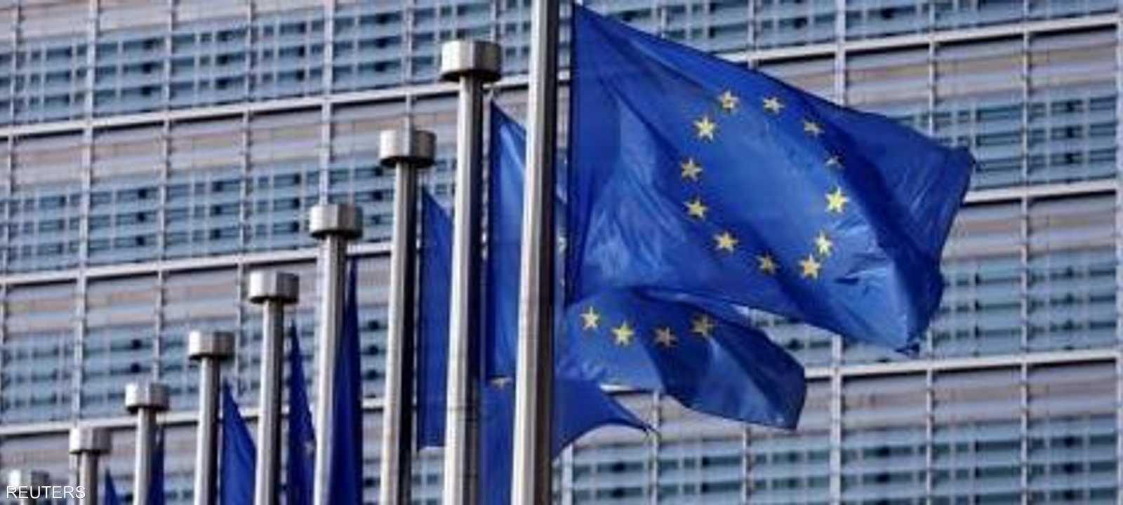 أعلام الاتحاد الاوروبي خارج مقر المفوضية الأوروبية