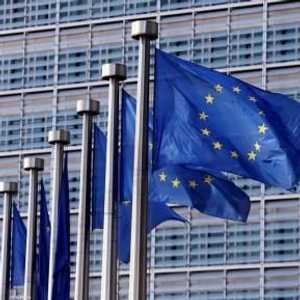 أعلام الاتحاد الاوروبي خارج مقر المفوضية الأوروبية