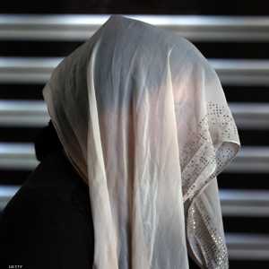 أمراة إيزيدية هربت من داعش تغطي وجهها في أحد المخيمات- أرشيف