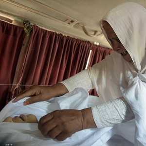 الجدة تودع جثمان حفيدتها المحروقة