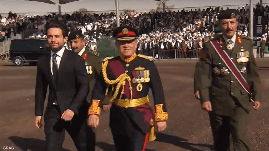 الملك الأردني، عبد الله الثاني، إلى جانب ولي العهد خلال الاحتفال