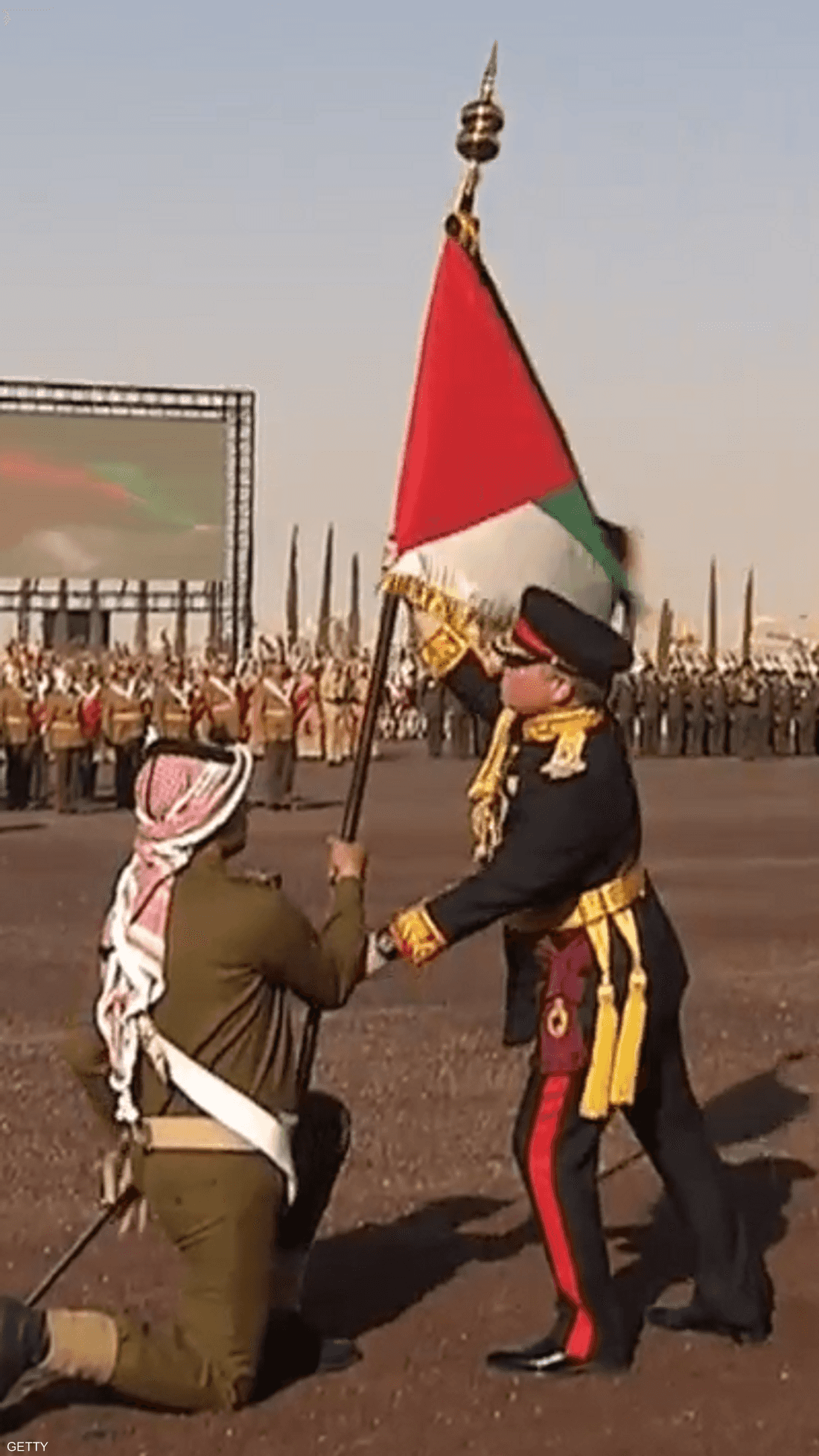 العاهل الأردني، عبد الله الثاني، يسلم العلم في باحة الاستعراض