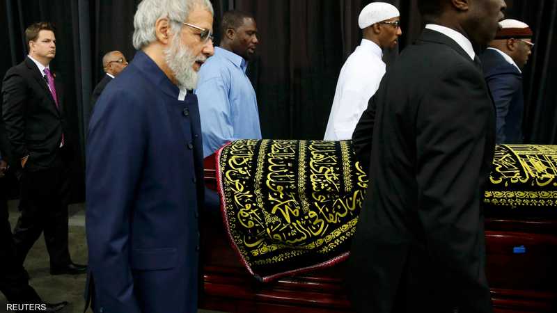 نعش محمد علي تزيّن بآيات قرآنية