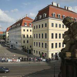 في هذا الفندق عقد أفراد المجموعة اجتماعهم