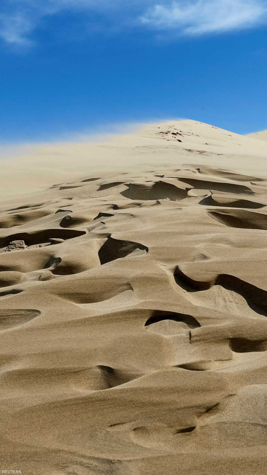 ثلاثة كيلومترات من الرمال المتحركة أثارت حيرة الكثيرين