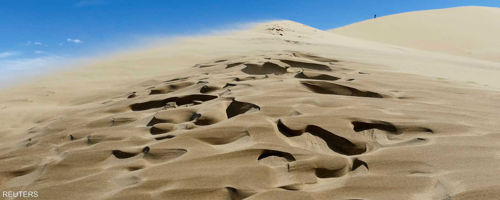 ثلاثة كيلومترات من الرمال المتحركة أثارت حيرة الكثيرين