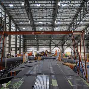 عملية تجميع أجزاء جناح لمركبة من إنتاج شركة ستراتولانش التابعة لفولكان إيروسبيس في كاليفورنيا الأحد