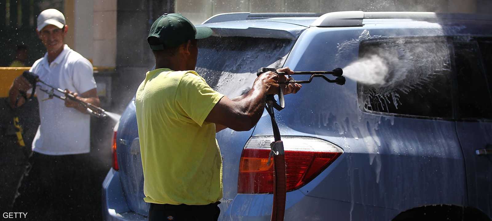 عمال غسيل السيارات (أرشيفية)