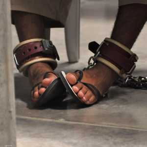 أحد سجناء غوانتانامو مغلول القدمين