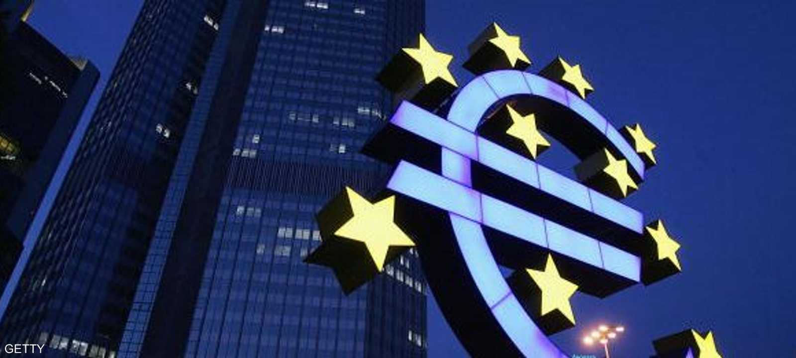 رمز اليورو أمام مقر بنك أوروبا المركزي في فرانكفورت