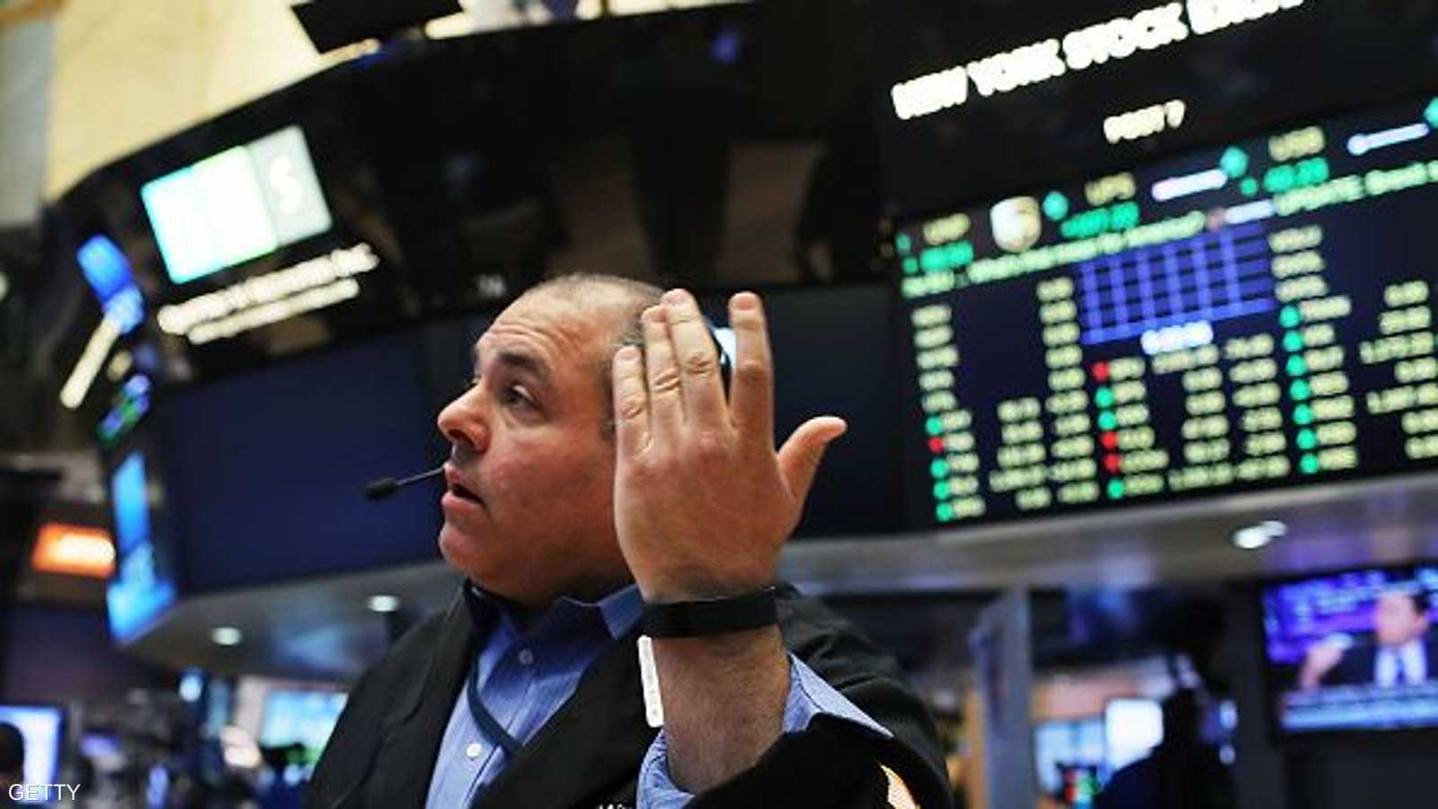 الجنيه الإسترليني هبط إلى أدنى مستوى أمام الدولار منذ 1985