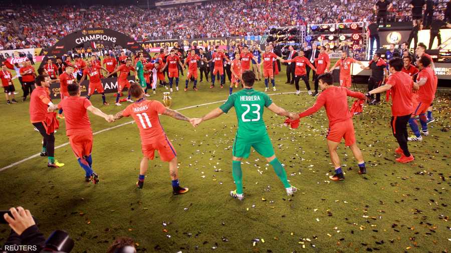 احتفالات لاعبي تشيلي بلقب البطولة