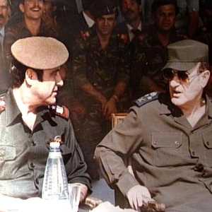 حافظ الأسد إلى جانب أخيه رفعت