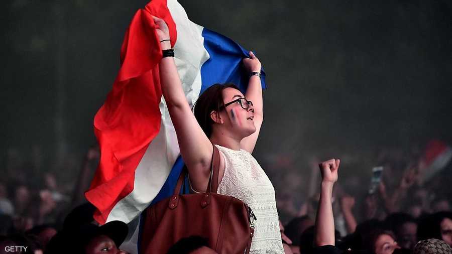 علم فرنسا مرفوع احتفالا بتأهل الديوك إلى النهائي
