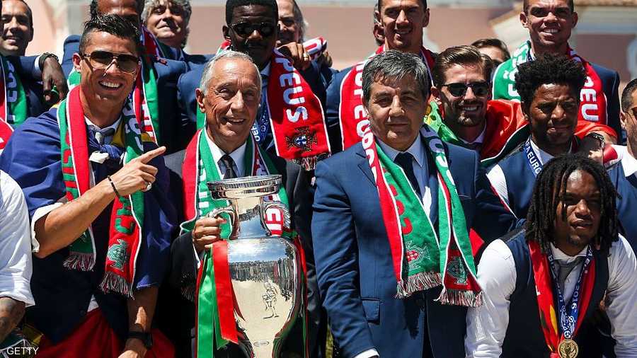 صورة جماعية للاعبين رفقة رئيس البرتغال مارسيلو ريبيلو