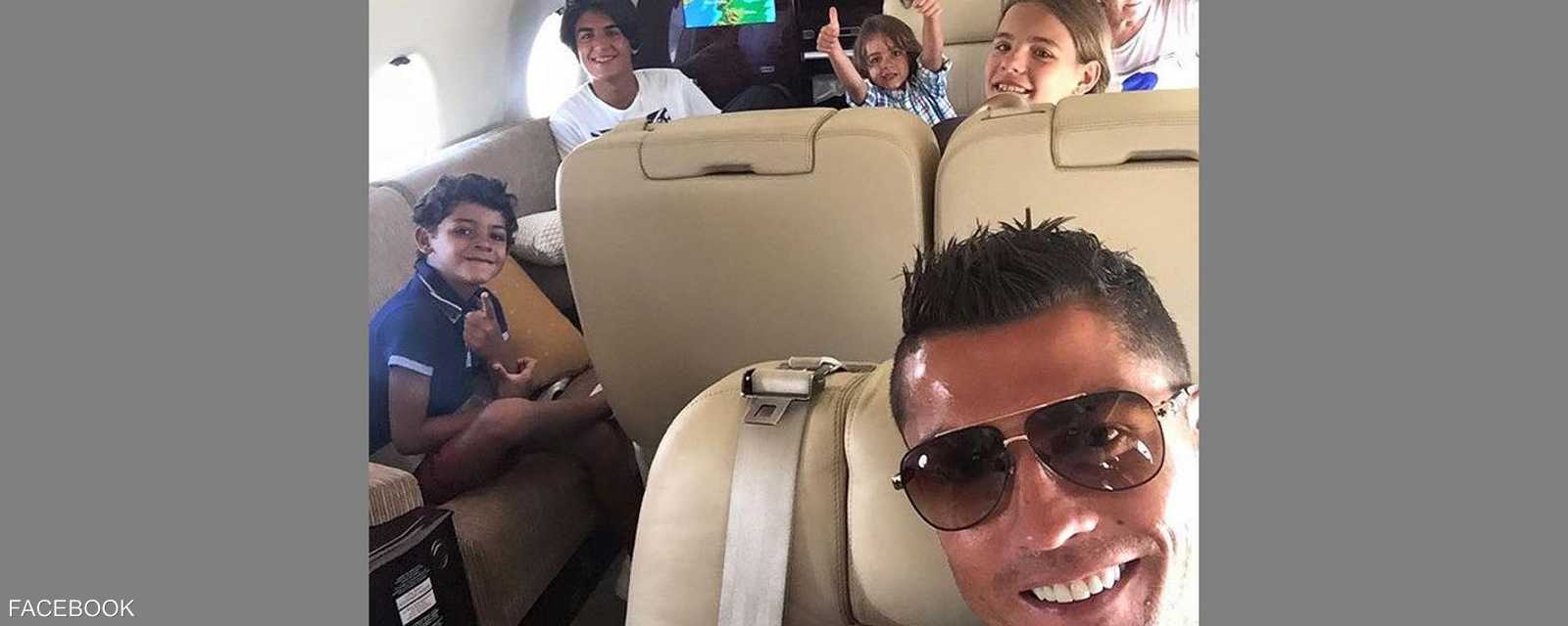 بعد التتويج.. النجم البرتغالي في طائرته الخاصة يستمتع رفقة والدته وابنه وبعض أقاربه