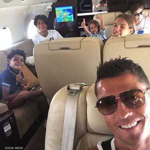 رونالدو وابنه في طائرته الخاصة