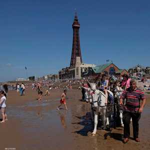 شكلت الشواطئ ملجأ إلى كثيرين من البريطانيين في موجة الحر