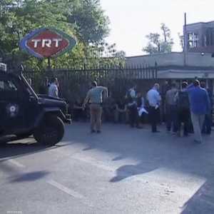 سيارات للشرطة خارج مقر التلفزيون التركي في إسطنبول