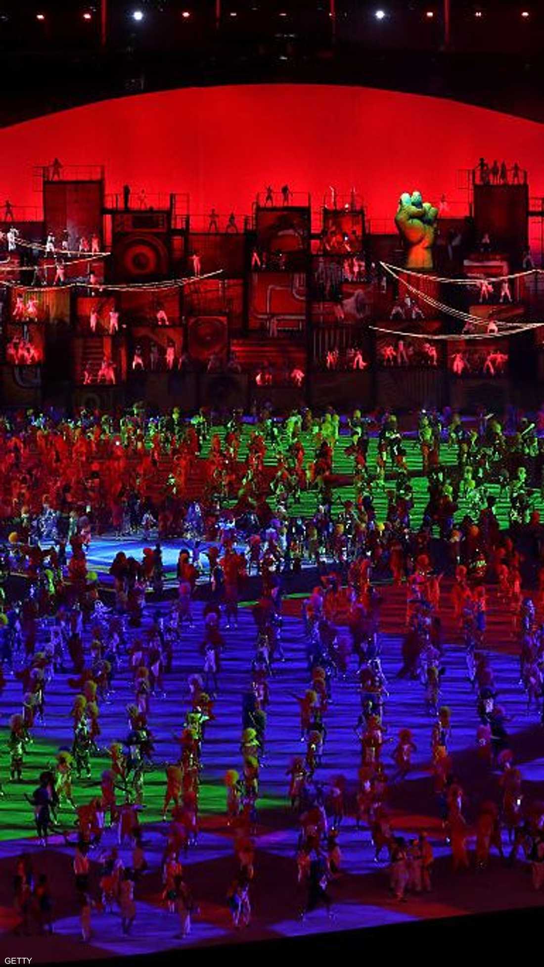 بدأ الحفل بمعزوفات موسيقية يرافقها تقنيات إضاءة ورقص على أرض الملعب