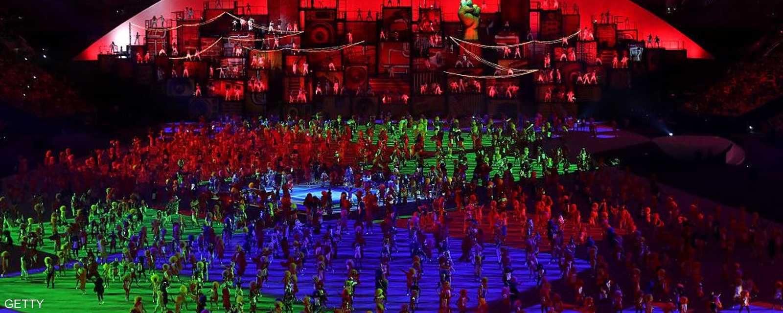 بدأ الحفل بمعزوفات موسيقية يرافقها تقنيات إضاءة ورقص على أرض الملعب