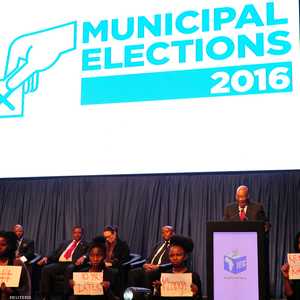 الناشطات رفعن لافتات تشير إلى قضية اتهم فيها زوما باغتصاب سيدة لكن تمت تبرئته منها.