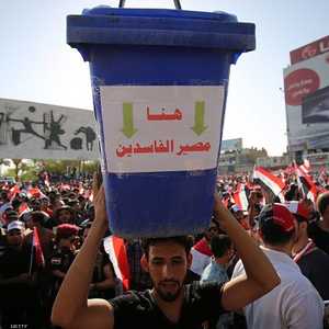 عراقي يشارك في مظاهرة بميدات التحرير في بغداد تطالب بالقضاء على الفساد - 15 يوليو 2016.