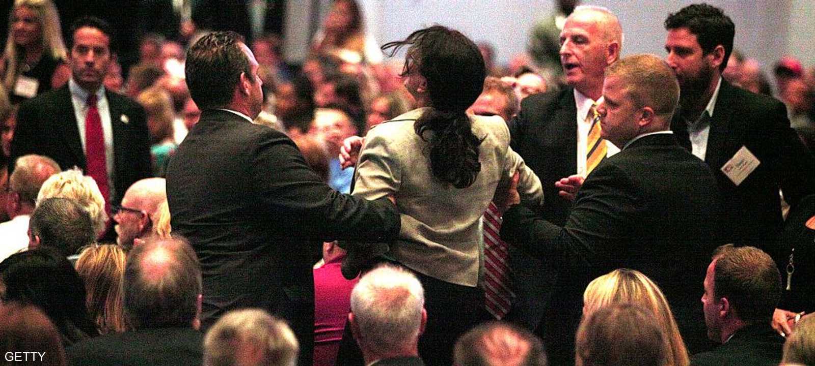 إحدى المتظاهرات قاطعت خطاب ترامب حول خطته الاقتصادية