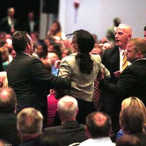 إحدى المتظاهرات قاطعت خطاب ترامب حول خطته الاقتصادية